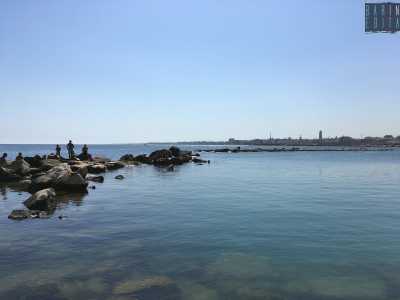 ...in pi� gi� a pochi metri dalla riva il mare diventa molto profondo, per cui non � consigliabile allontanarsi. Tutto questo per� non scoraggia me e le persone che frequentano questo lido dal tornarci quotidianamente: alla fine dove la troviamo una spiaggia cos� vicina, pulita e tranquilla?�